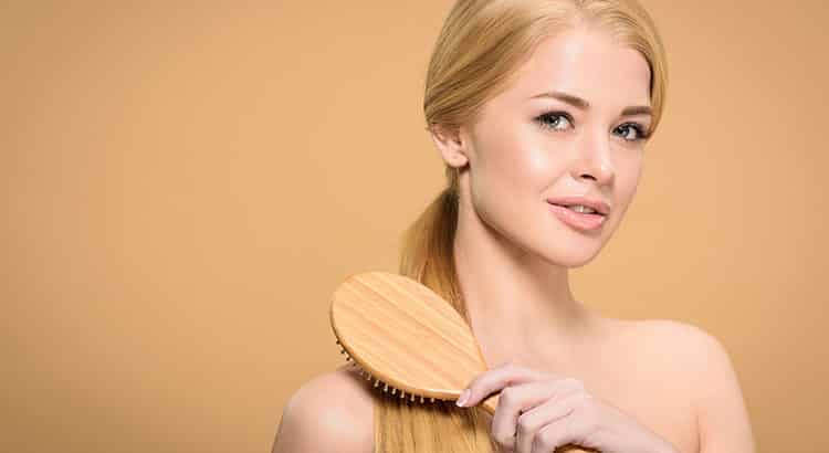 Haare glätten ohne Glätteisen - so funktioniert es