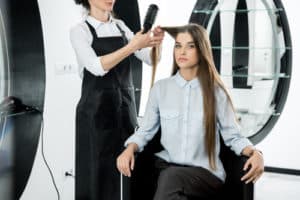 Haarglättungsbürste getestet im Friseursalon