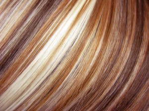 Dunkle haare mit blonden strähnen