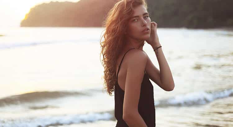 Verspielte Beachy Waves mit dem Welleneisen formen